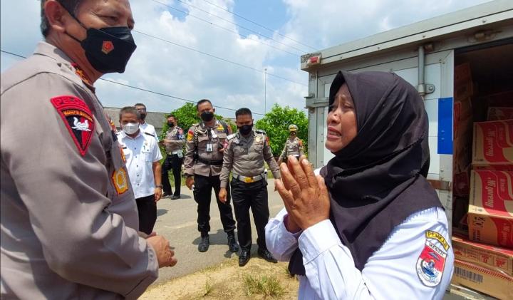 Kepala Desa di Mesuji Ini Tak Kuasa Meneteskan Air Mata, Ini Ceritanya